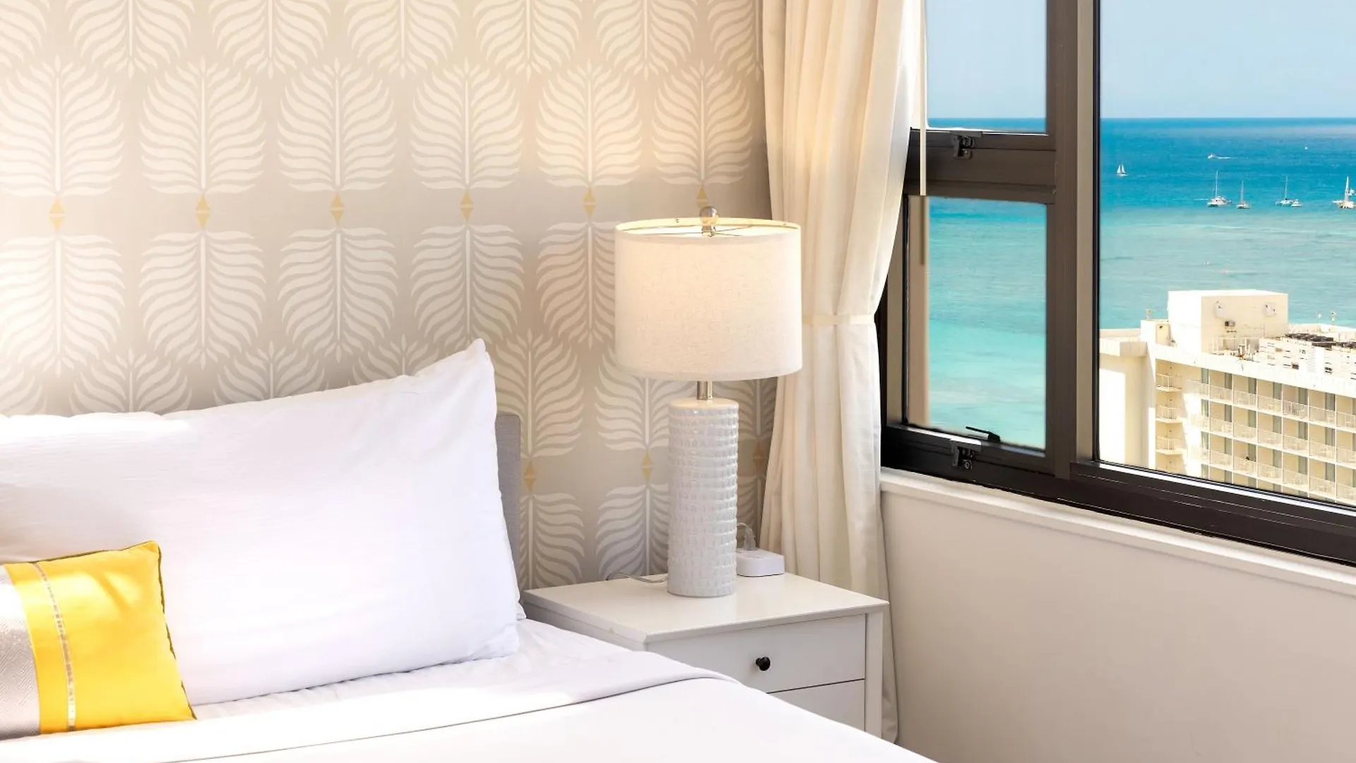 Waikiki Banyan Fabulous Ocean View Condo With Free Parking Гонолулу Апартаменты